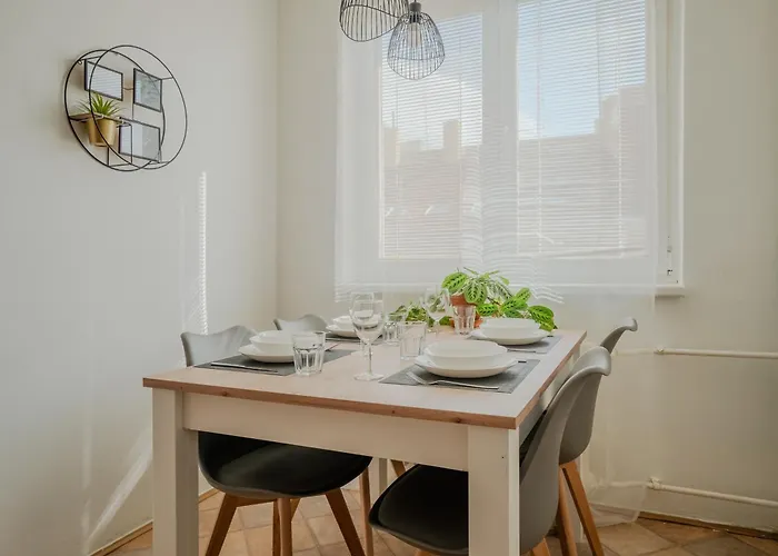 Spacious Residential With Balcony By Tv Tower 公寓 *