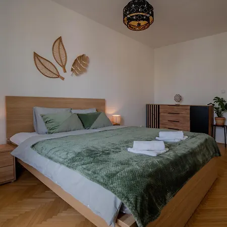 Spacious Residential With Balcony By Tv Tower Appartamento Praga