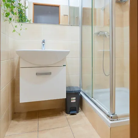 Appartamento Spacious Residential With Balcony By Tv Tower Praga